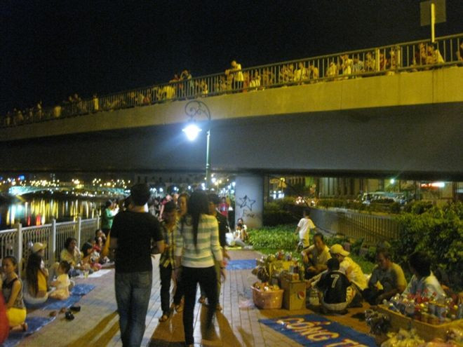 Thời gian bắt đầu bắn pháo hoa từ 21 giờ nhưng từ 19 giờ, các tuyến phố khu trung tâm đã ùn tắc nghiêm trọng.