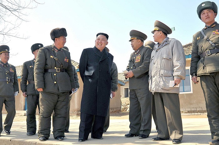 Hãng thông tấn Triều Tiên cho biết, binh lính Triều Tiên tăng cường tập trận trong bối cảnh căng thẳng trên bán đảo Triều Tiên chưa có dấu hiệu hạ nhiệt 