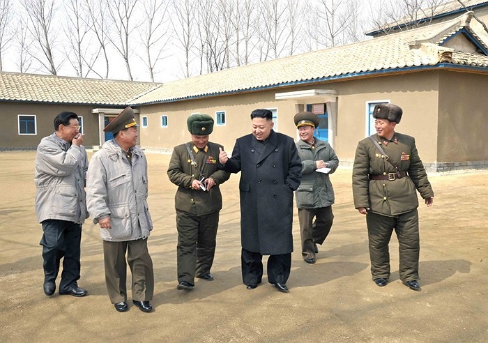 Ông Kim Jong-un trò chuyện cùng các quan chức đơn vị quân đội 1973