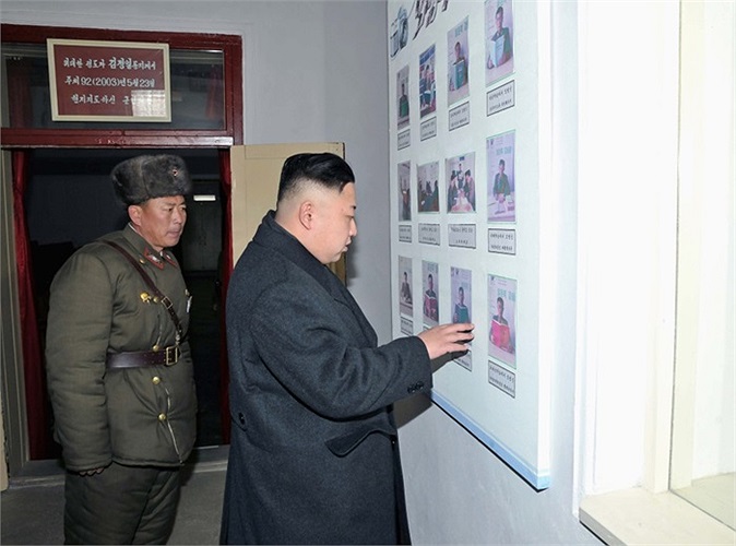 Ông Kim Jong-un tham quan xung quanh đơn vị 1973