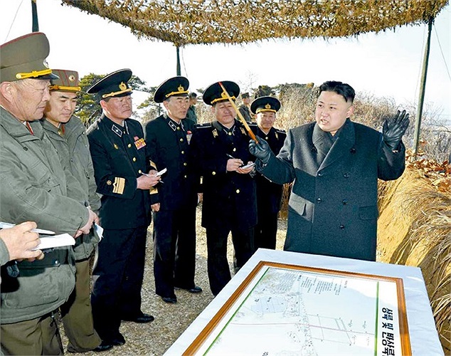 Ông Kim Jong-un hướng dẫn các binh lính tập đổ bộ lên đảo kẻ địch giả định hôm 25/3