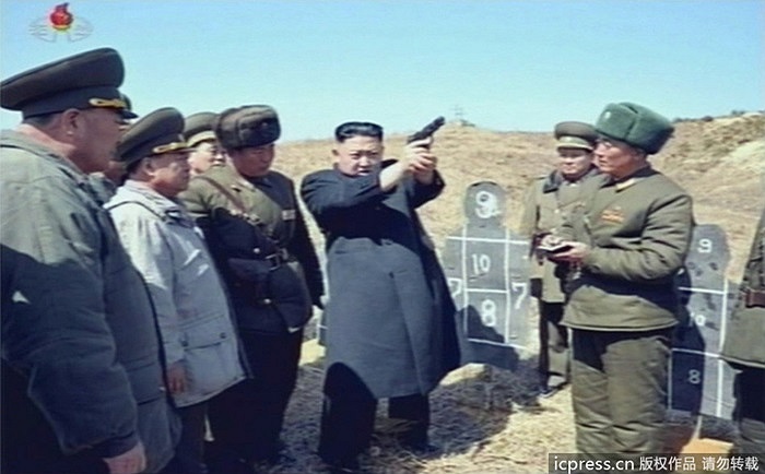 Ông Kim Jong-un hướng dân binh lính cách bắn súng hôm 23/3