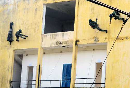 bộ đội đặc công, biểu diễn võ thuật, mình đồng da sắt, giải cứu con tin