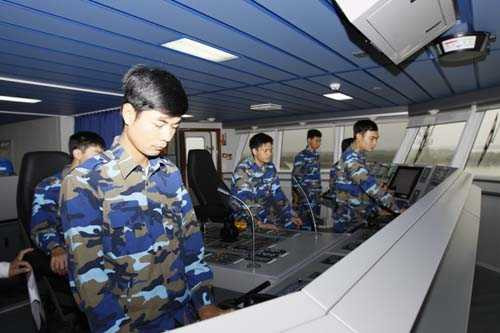 Trong buồng điều khiển, chỉ huy của một tàu CSB hiện đại mới được đưa vào sử dụng