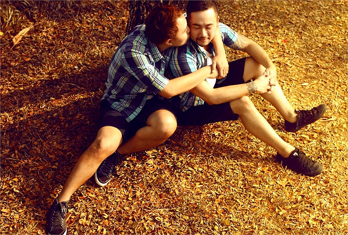 Gọi là ảnh cưới nhưng các chú rể không khác gì những người bạn thân.