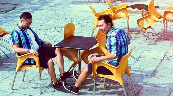 Họ vui chơi cùng nhau như bạn chung phòng, chung lớp.