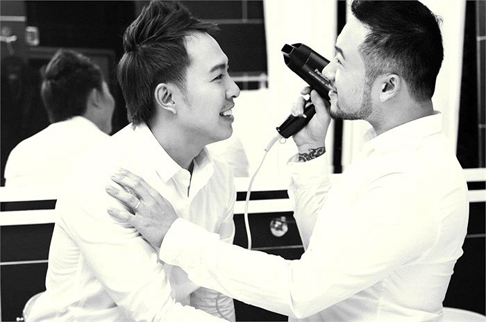 Họ săn sóc cho nhau đến từng sợi tóc