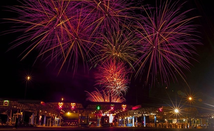 Pháo hoa nhiều màu sắc trên bầu trời Croatia nhân dịp quốc gia này được gia nhập EU