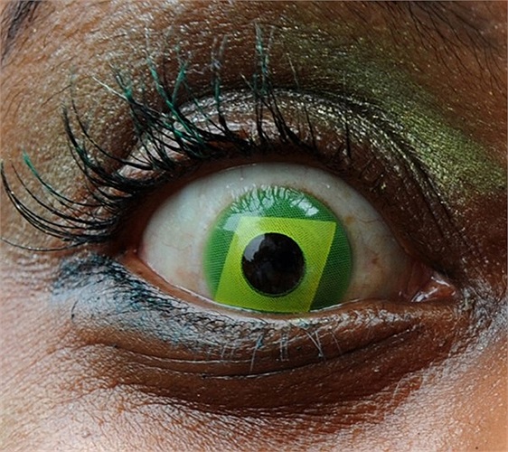 Đôi mắt có hình quốc kỳ Brazil của người biểu tình ở sân vận động Maracana