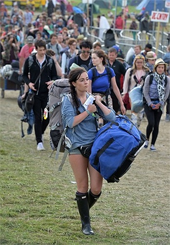 Người dân ra về sau khi lễ hội Glastonbury 2013 kết thúc
