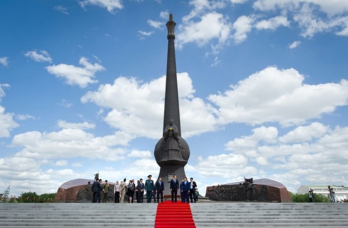 Người lính đứng gác trong buổi lễ đặt vòng hoa của Thủ tướng Anh David Cameron tại Đài tưởng niệm ở Kazakhstan