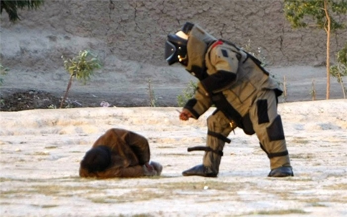 Thành viên đội xử lý bom tiếp cận kẻ tấn công liều chết ở tỉnh Jalalabad, Afghanistan