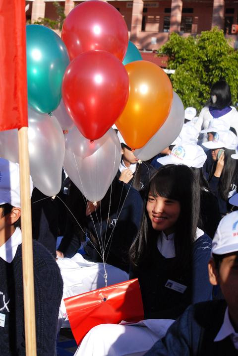 Ảnh: Chủ tịch nước nói chuyện với học sinh Đà Lạt