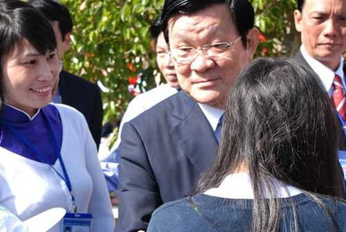 Ảnh: Chủ tịch nước nói chuyện với học sinh Đà Lạt