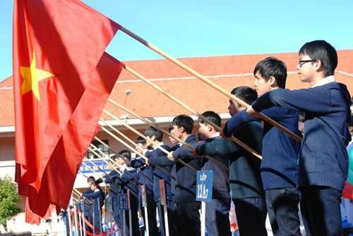 Ảnh: Chủ tịch nước nói chuyện với học sinh Đà Lạt