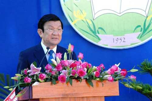 Ảnh: Chủ tịch nước nói chuyện với học sinh Đà Lạt