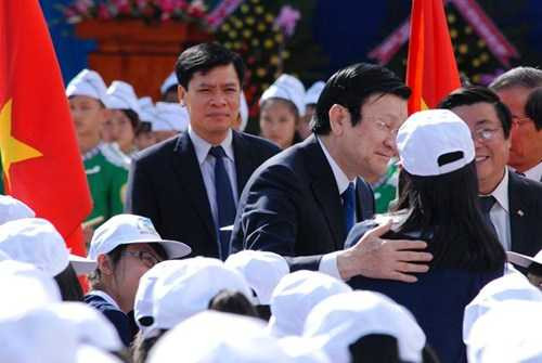 Ảnh: Chủ tịch nước nói chuyện với học sinh Đà Lạt