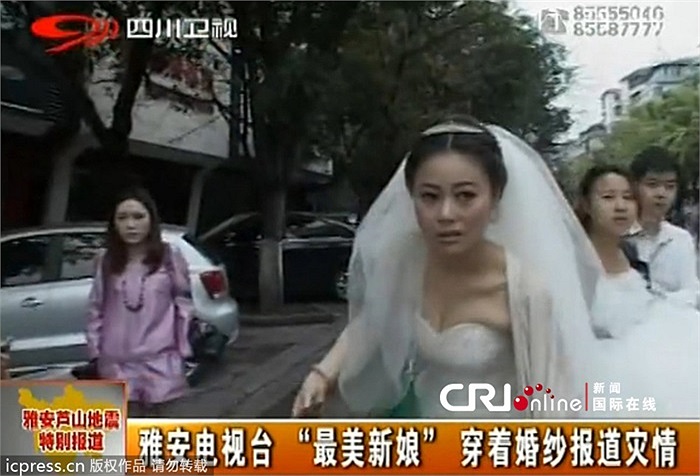 Cô dâu Trần Oánh bất chấp nguy hiểm, lập tức phỏng vấn những người dân chạy ra từ những tòa nhà