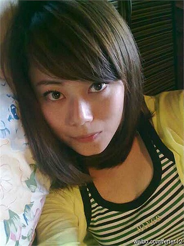 Cô dâu Trần Oánh cho biết khi xảy ra động đất cô vô cùng hoảng sợ nhưng vẫn giữ được bình tĩnh để đưa tin động đất cũng như phỏng vấn người dân sơ tán