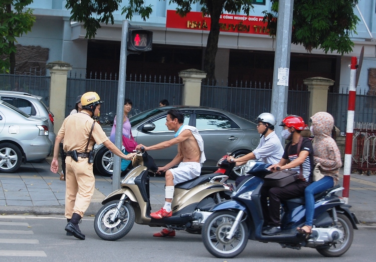 CSGT dừng xe vi phạm