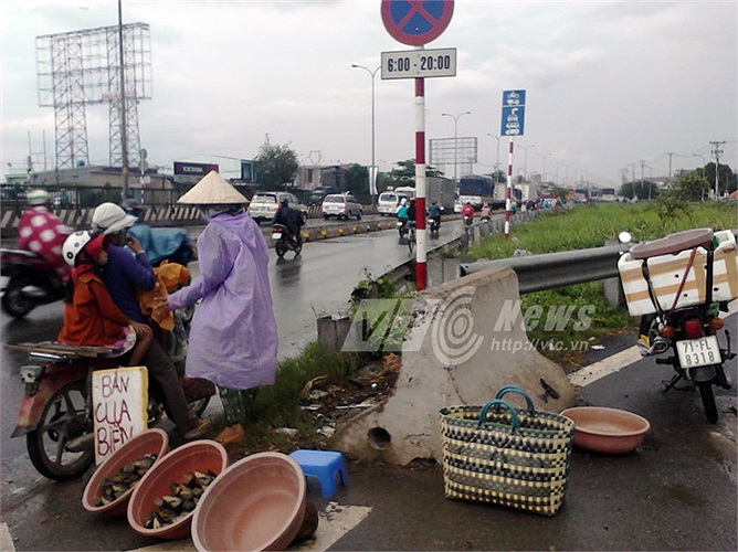 TPHCM buổi chiều thường có những cơn mưa kéo dài. Thời tiết thay đổi khiến cho việc kinh doanh mặt hàng cua cũng bị ảnh hưởng nhiều. 