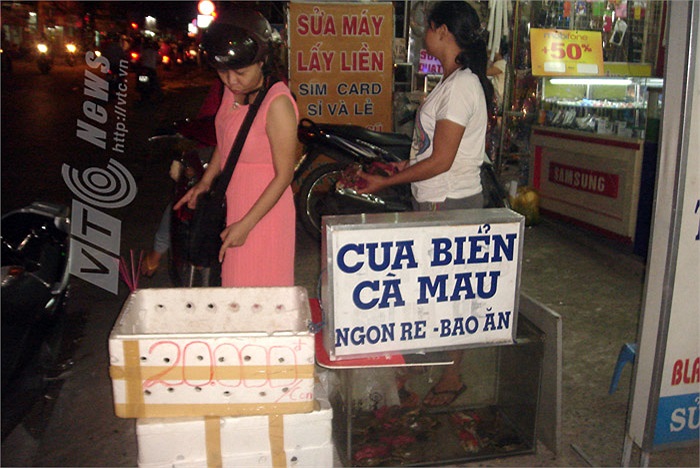 Treo biển bán giá 20.000 đồng/con.