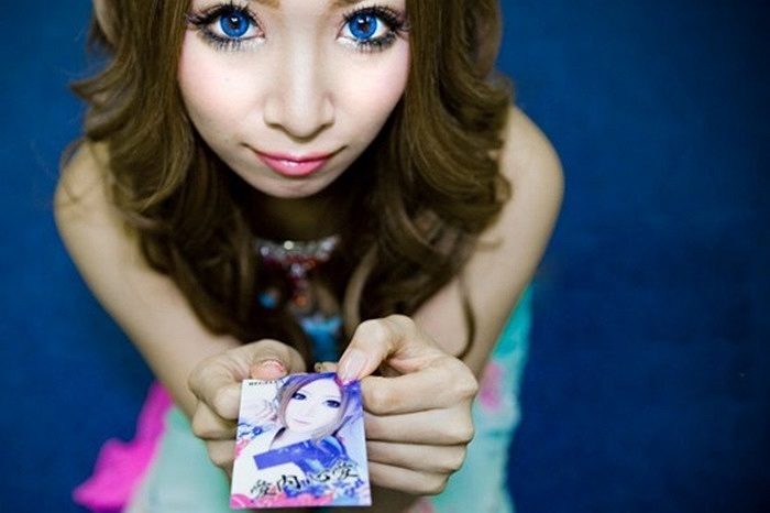 Những cô gái tiếp đồ uống tại các câu lạc bộ dành cho các quý ông giàu có và bảnh bao ở Nhật Bản