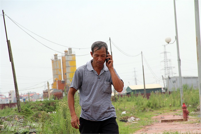 Chú Nguyễn Hữu Định (52 tuổi) - Bố thủ khoa Nguyễn Hữu Tiến vui mừng khi được gia đình thông báo con trai sẽ được tạm hoãn nghĩa vụ quân sự để nhập học ĐH Y Hà Nội (Ảnh: Phạm Thịnh)