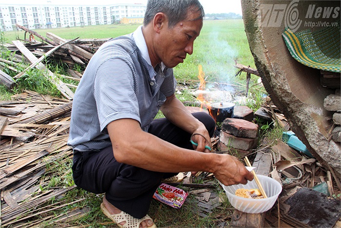 Người cha nghèo khổ này tâm sự: Nhiều hôm ít khách, thu nhập chẳng được là bao nhiêu nên cũng không dám ăn nhiều vì sợ tốn tiền.