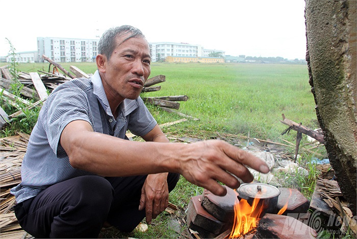 Chú Định trầm ngâm kể về cuộc đời chìm nổi của mình. Đã hơn 10 năm qua, người cha này đã phải sống trên vỉa hè, lều bạt trên các tuyến phố ở Cầu Giấy, đường Láng trước khi chuyển về trên đường Lê Văn Lương kéo dài