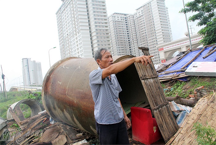 Trước khi về sống trong ống cống cách đây 3 tháng, chú Định từng sống trong một cái lều nhỏ của công nhân dựng lên trông vật liệu ở gần đó. Nay họ đã dỡ lều đi nên chú Định phải chiu vào sống trong ống cống