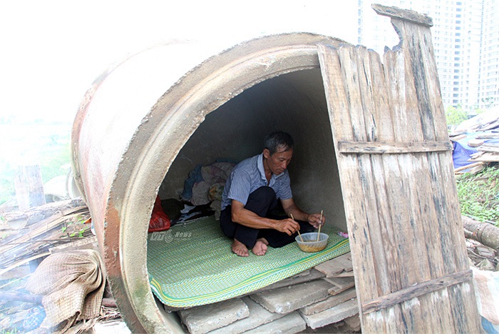 Cuộc sống cứ lặng lẽ trôi đối với người cha nghèo khổ này. Các con chú đều muốn cha về quê nhưng vì không có việc nên chú Định vẫn phải bám vỉa hè mưu sinh.