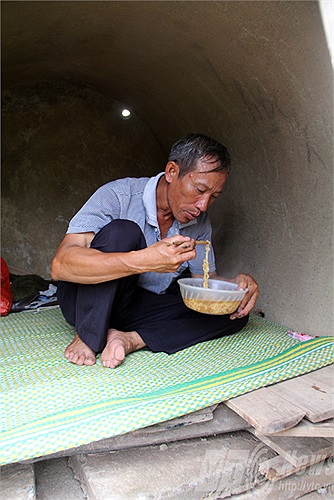 Bát mỳ tôm buổi trưa chú cũng phải ăn vội vì có khách sửa xe bất chợt