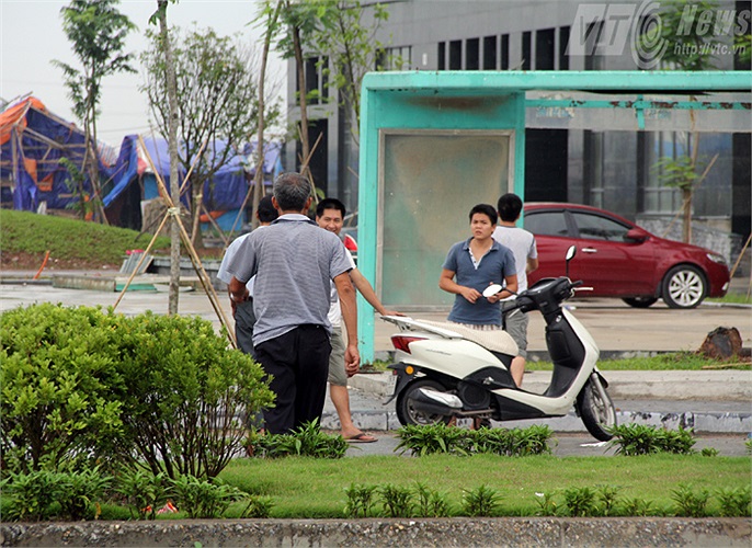 Chú Định chỉ có tay nghề sửa xe đạp, đối với xe máy thì chỉ biết bơm vá qua loa. Mỗi ngày, chú Định kiếm được từ 70.000-80.000 đồng. Trừ các chi phí ăn uống, sinh hoạt, mỗi tháng chú gửi về cho nhà được 1,5 triệu