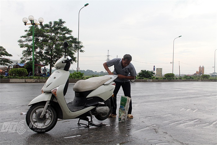 Cứ có xe máy cần vá xăm chú Định lại không nề hà dù trời vẫn đang mưa