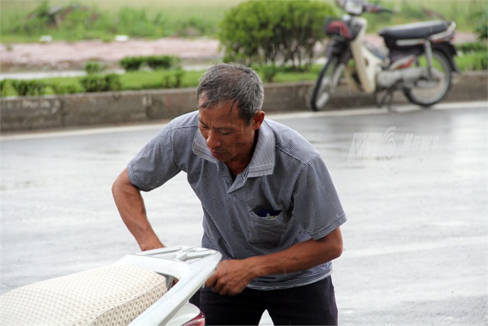 Người cha nghèo vẫn miệt mài mưu sinh mong cho con cái thành tài