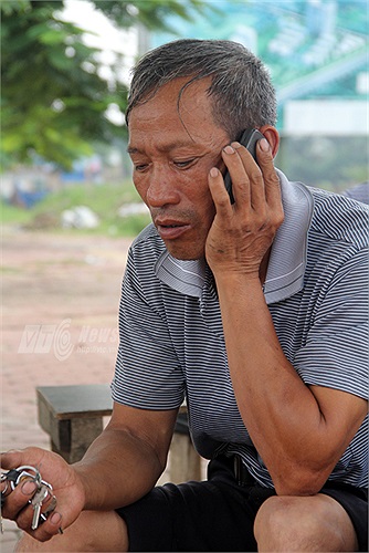 Niềm vui cả 2 con trai vừa đỗ đại học nhưng kèm theo đó là những lo âu về khoản kinh phí học tập sắp tới. Hiện tại, chú Định có 4 người con học đại học, cao đẳng.