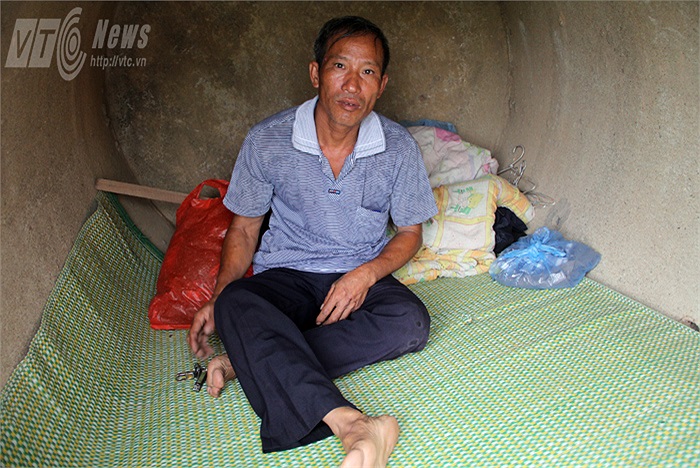 Từ khoảng 3 tháng nay, chú Nguyễn Hữu Định đã lấy ống cống của công trường gần đó vứt ra để làm nơi trú ấn ngày mưa, ngày nắng