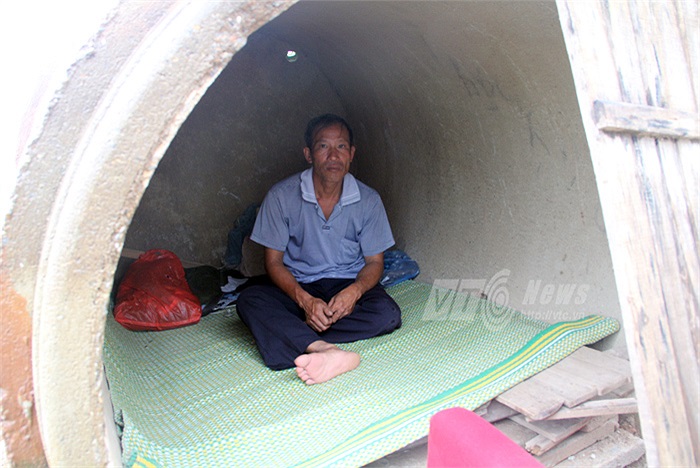 Mọi sinh hoạt của chú cũng diễn ra trong vỏn vẹn hơn 1m2 diện tích ống cống