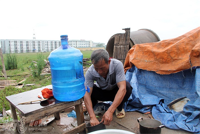 Nước sinh hoạt cho ăn uống, tắm giặt, chú Định đi xin ở công trường đối diện