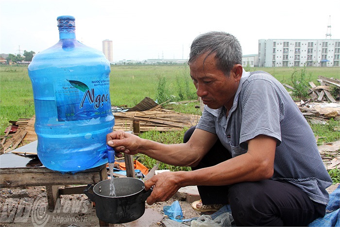 Vì là nước đi xin nên chú Định cũng dùng rất tiết kiệm