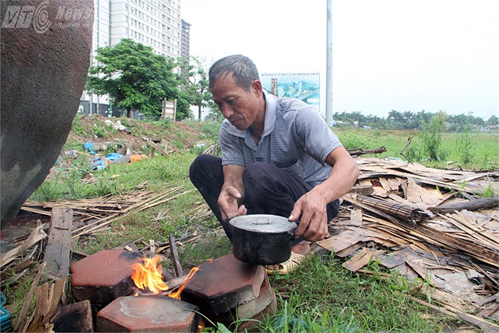 Thường các bữa trưa, người cha nghèo khó này chỉ ăn tạm gói mỳ tôm hay cái bánh mỳ không cho qua bữa