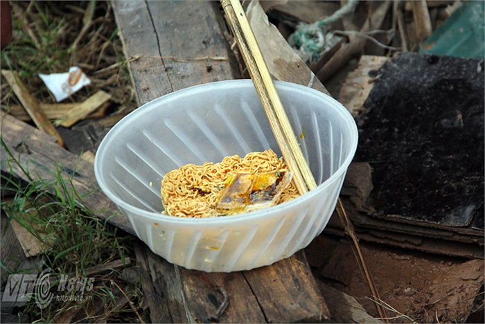 Bữa ăn thường ngày vào các buổi trưa của chú Định là một gói mỳ tôm. Buổi tối, chú thường góp gạo thổi cơm chung cùng người quen đang bán quán ở đó