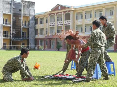 Đại tướng Kimizuka Eiji đến thăm và xem chiến đấu viên Đoàn 1 – Bộ Tư lệnh Đặc công biểu diễn một số kỹ năng .