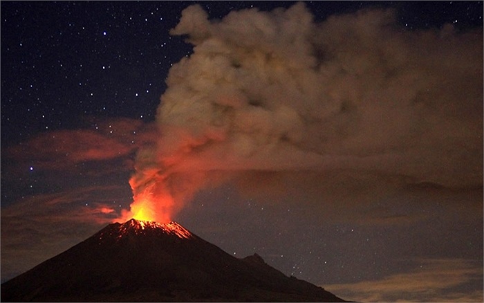 Tro bụi của núi lửa Popocatepetl ở Mexico vào ban đêm