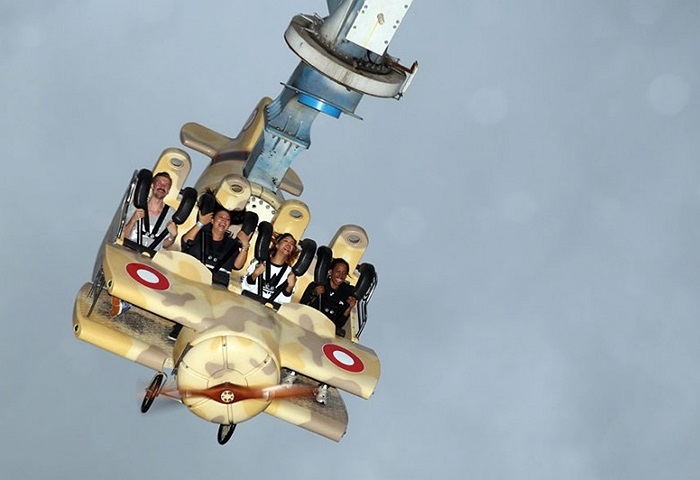 Ca sĩ Rihanna thu hút sự chú ý khi cô đến công viên giải trí Tivoli ở Copenhagen