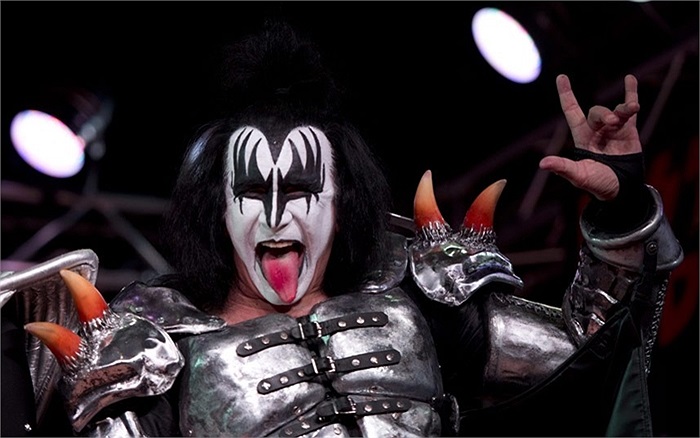 Thủ lĩnh Gene Simmons của ban nhạc Kiss chứng minh ông đã sẵn sàng trả lời họp báo ở Canada