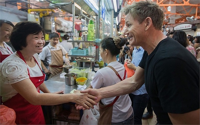 Đầu bếp Gordon Ramsay thăm Foo Kui Lian (bên trái) chủ của các gian hàng cơm gà Tian Tian tại Trung tâm Thực phẩm Maxwell