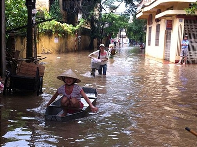 Dân bơi thuyền giữa phố. (Ảnh Kiến thức).