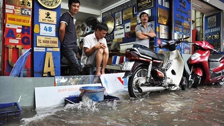 Chắn nước tràn vào nhà giữa Hà Nội. (Ảnh Kiến thức).